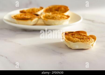 Cheesecake portugais traditionnel appelé Queijada de Sintra Banque D'Images