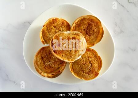 Pâtisserie portugaise traditionnelle appelée Queijada de Sintra. Vue de dessus Banque D'Images