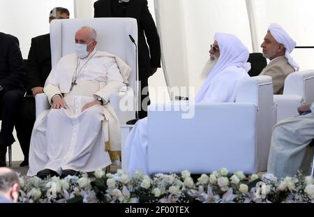 Nassiriya, Irak. 06e mars 2021. Le pape François, de gauche, participe à une rencontre interreligieuse dans les ruines d'ur, l'une des civilisations les plus anciennes du monde et traditionnellement considérée comme le lieu de naissance d'Abraham, près de Nassiriya, en Irak, le samedi 6 mars, 2021. Photo de Murtaja Lateef/ Credit: UPI/Alay Live News Banque D'Images