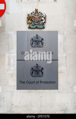 LONDRES, ANGLETERRE - 23 OCTOBRE 2020 : panneaux d'entrée au tribunal central de la famille, au greffe principal de la Division de la famille et à la Cour de protecti Banque D'Images
