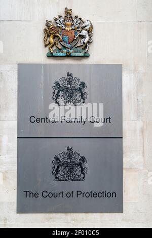 LONDRES, ANGLETERRE - 23 OCTOBRE 2020 : panneaux d'entrée au tribunal central de la famille, au greffe principal de la Division de la famille et à la Cour de protecti Banque D'Images