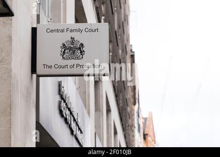 LONDRES, ANGLETERRE - 23 OCTOBRE 2020 : vue rapprochée du panneau devant le tribunal central de la famille, registre principal de la Division de la famille du Haut Banque D'Images