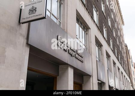 LONDRES, ANGLETERRE - 23 OCTOBRE 2020 : entrée extérieure du tribunal central de la famille, Greffe principal de la Division de la famille du tribunal supérieur, à Ho Banque D'Images