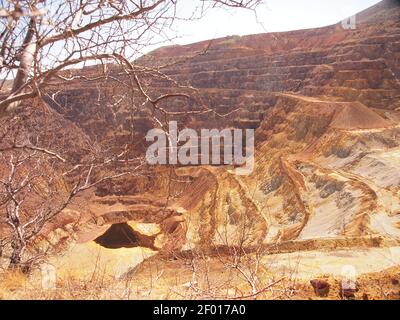Vue sur la mine de cuivre à ciel ouvert Lavender Pit près de Bisbee, en Arizona. Située près de la célèbre mine Copper Queen, elle a été fermée en 1974. Banque D'Images