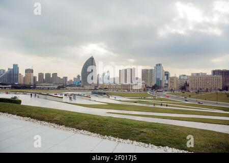 BAKOU, AZERBAÏDJAN - 22.02.2021: Parc du Centre Heydar Aliyev à Bakou. Bâtiments de grande hauteur. Panorama de Bakou, la capitale de la République d'Azerbaïdjan Banque D'Images