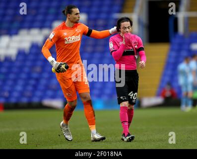 Kelle Roos, gardien de but du comté de Derby (à gauche), et Louie Watson apparaissent découragés à la fin du match du championnat Sky Bet au stade St. Andrew's trillion Trophy, à Birmingham. Date de la photo: Samedi 6 mars 2021. Banque D'Images