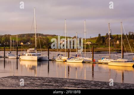 Yachts et bateaux amarrés à Kirkcudbright Marina, réfléchissant sur l'eau au coucher du soleil à marée basse, Dumfries et Galloway, Scotlands Banque D'Images