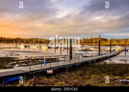 Coucher de soleil sur la marina et le port de Kirkcudbright en hiver, avec des bateaux amarrés, Dumfries et Galloway, Écosse Banque D'Images