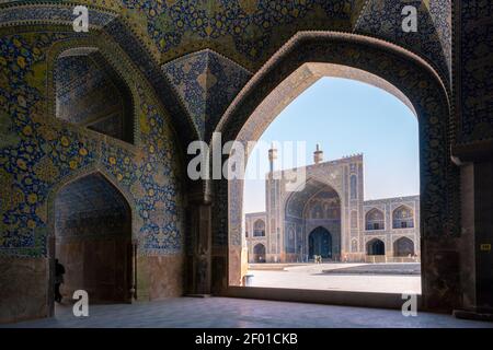 Isfahan, Iran - 04.20.2019: Cour de la Mosquée bleue Shah d'Isfahan située sur le côté sud de la place Naghsh-e Jahan. Patrimoine de la dynastie Safavide. Banque D'Images