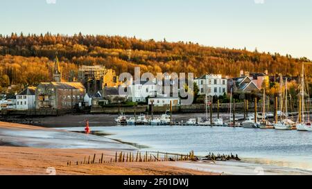 Kirkcudbright et l'estuaire de la rivière Dee au coucher du soleil, avec les restes de filets de pêche au saumon au premier plan, Dumfries et Galloway, en Écosse Banque D'Images