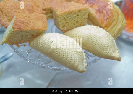 Traditionnel azerbaïdjanais doux shecurbarbura shakarbura sybmol de vacances de Novruz . Plateau de Novruz avec pâtisseries traditionnelles de l'Azerbaïdjan shecurbarra . Gogal Tra Banque D'Images