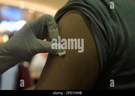 Makassar, Indonésie. 06e mars 2021. Des centaines d'employés du Trans Studio Mall Makassar ont reçu une injection massive de vaccin Covid-19. Les activités de vaccination visent à prévenir et à supprimer la propagation du virus corona aux travailleurs des centres commerciaux. (Photo de Herwin Bahar/Pacific Press) crédit: Pacific Press Media production Corp./Alay Live News Banque D'Images