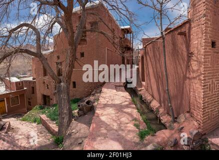 Rues du célèbre vieux village iranien d'Abyaneh. District rural de Barzrud, dans le district central du comté de Natanz, province d'Ispahan, Iran. Argile rouge Banque D'Images