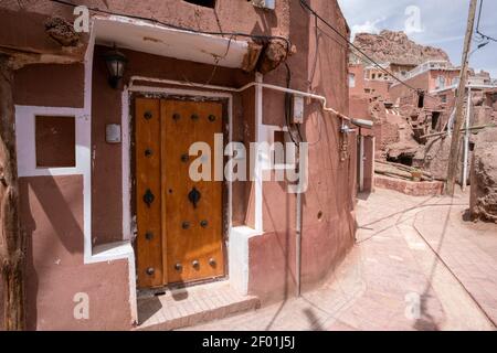 Rues du célèbre vieux village iranien d'Abyaneh. District rural de Barzrud, dans le district central du comté de Natanz, province d'Ispahan, Iran. Argile rouge Banque D'Images