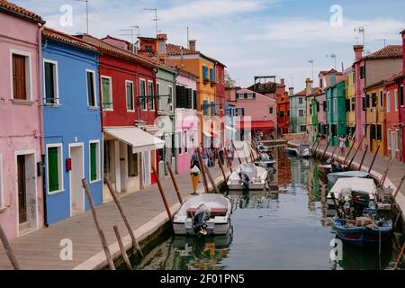 Bateaux et maisons vénitiennes colorées et lumineuses le long du canal de l'île de Burano - Venise, Vénétie, Italie - panoramique et carte postale magnifique vue Banque D'Images