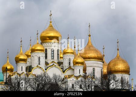 Cathédrales du Kremlin. Dômes dorés de temples en pierre blanche. Banque D'Images