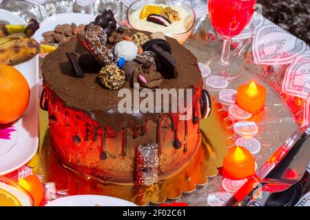 GÂTEAU D'ANNIVERSAIRE AU CHOCOLAT FAIT MAISON Banque D'Images