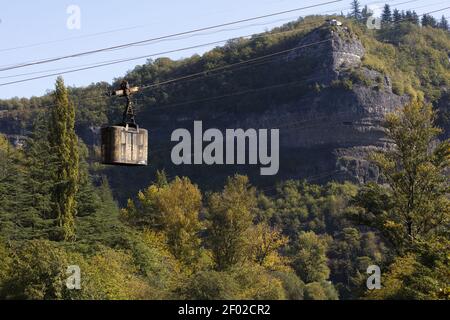 Un téléphérique désutilisé surplombe la rivière à Chiatura, en Géorgie - UNE ville minière qui a suscité beaucoup d'intérêt auprès des touristes au cours des 2 dernières années. Banque D'Images