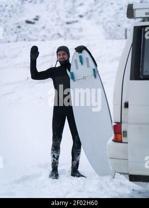 Surfeur d'hiver voyageant en monospace Banque D'Images