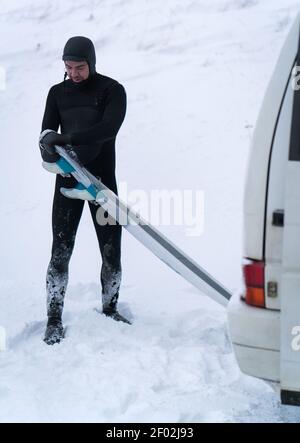 Surfeur d'hiver voyageant en monospace Banque D'Images