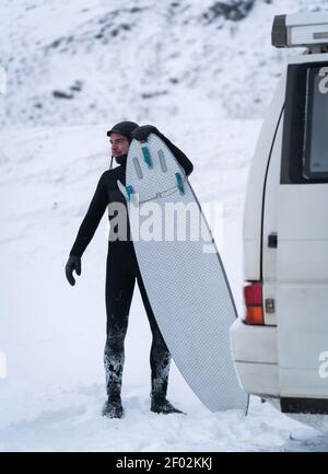 Surfeur d'hiver voyageant en monospace Banque D'Images