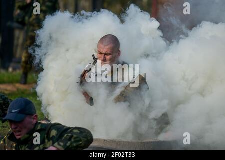 Biélorussie, Minsk. LE 22 AVRIL 2014 - des soldats de l'unité spéciale sont mis à l'épreuve pour le droit de porter un béret de marron. Banque D'Images