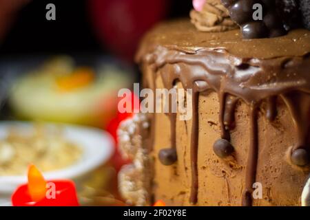 Gros plan du gâteau d'anniversaire au chocolat maison, concept d'anniversaire Banque D'Images