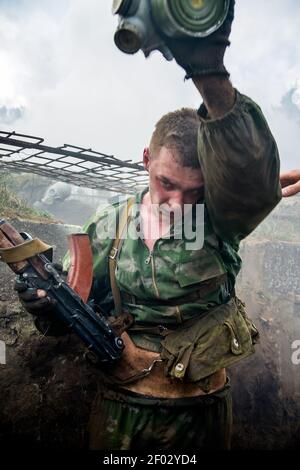 Biélorussie, Minsk. LE 22 AVRIL 2014 - des soldats de l'unité spéciale sont mis à l'épreuve pour le droit de porter un béret de marron. Banque D'Images