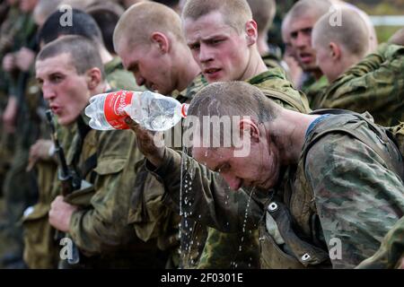 Biélorussie, Minsk. LE 22 AVRIL 2014 - des soldats de l'unité spéciale sont mis à l'épreuve pour le droit de porter un béret de marron. Banque D'Images