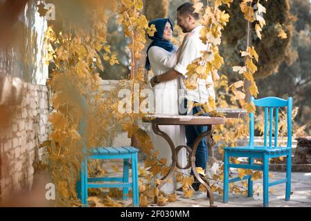 IZMIR, TURQUIE - 08 septembre 2017 : photos de mariage de jeunes mariés et mariés musulmans, vêtements décontractés à l'extérieur et robe de mariage et costume de grenouille. Banque D'Images