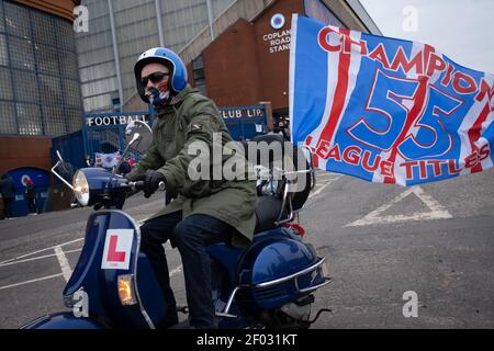 Glasgow, Écosse, le 6 mars 2021. Les fans du club de football des Rangers défient les règles de verrouillage pandémiques du coronavirus Covid-19 pour se rassembler à l'extérieur du stade Ibrox pour célébrer la victoire imminente du titre de ligue de l'équipe et défier de manière significative les rivaux de l'arche, le Celtic FC, la chance de gagner le titre 10 fois de suite. Photo: Jeremy Sutton-Hibbert/Alamy Live News. Banque D'Images