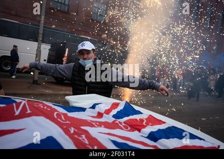 Glasgow, Écosse, le 6 mars 2021. Les fans du club de football des Rangers défient les règles de verrouillage pandémiques du coronavirus Covid-19 pour se rassembler à l'extérieur du stade Ibrox pour célébrer la victoire imminente du titre de ligue de l'équipe et défier de manière significative les rivaux de l'arche, le Celtic FC, la chance de gagner le titre 10 fois de suite. Photo: Jeremy Sutton-Hibbert/Alamy Live News. Banque D'Images