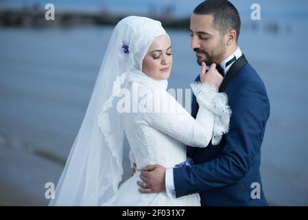 IZMIR, TURQUIE - 08 septembre 2017 : photos de mariage de jeunes mariés et mariés musulmans, vêtements décontractés à l'extérieur et robe de mariage et costume de grenouille. Banque D'Images