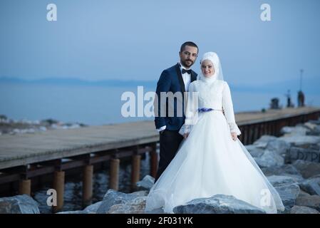 IZMIR, TURQUIE - 08 septembre 2017 : photos de mariage de jeunes mariés et mariés musulmans, vêtements décontractés à l'extérieur et robe de mariage et costume de grenouille. Banque D'Images