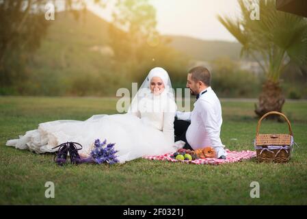 IZMIR, TURQUIE - 08 septembre 2017 : photos de mariage de jeunes mariés et mariés musulmans, vêtements décontractés à l'extérieur et robe de mariage et costume de grenouille. Banque D'Images