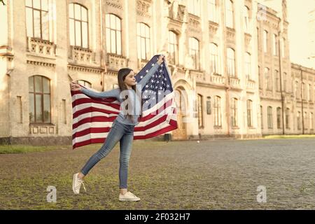 Être fier américain. Un petit enfant garde le drapeau américain. Célébration de l'indépendance. 4 juillet. Citoyenneté américaine. Liberté et poursuite du bonheur. La vie américaine. Banque D'Images