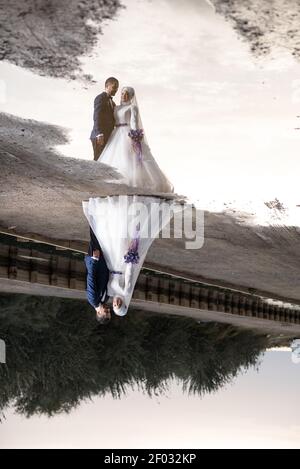 IZMIR, TURQUIE - 08 septembre 2017 : photos de mariage de jeunes mariés et mariés musulmans, vêtements décontractés à l'extérieur et robe de mariage et costume de grenouille. Banque D'Images