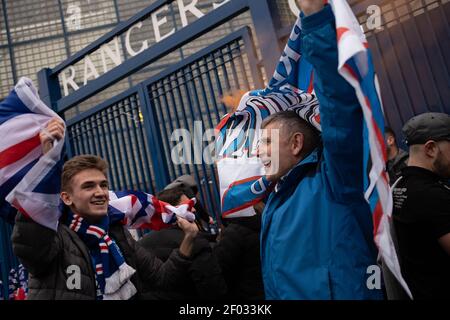 Glasgow, Écosse, le 6 mars 2021. Les fans du club de football des Rangers défient les règles de verrouillage pandémiques du coronavirus Covid-19 pour se rassembler à l'extérieur du stade Ibrox pour célébrer la victoire imminente du titre de ligue de l'équipe et défier de manière significative les rivaux de l'arche, le Celtic FC, la chance de gagner le titre 10 fois de suite. Photo: Jeremy Sutton-Hibbert/Alamy Live News. Banque D'Images