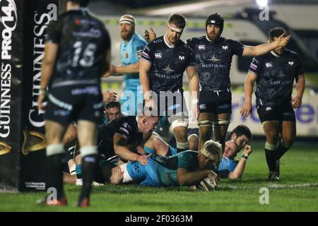 Bridgend, Royaume-Uni. 06e mars 2021. Aaron Wainwright des Dragons marque ses équipes au 1er essai. Guinness Pro14 Rugby Match, Osprey v Dragons au Morganstone Brewery Field de Bridgend, dans le sud du pays de Galles, le samedi 6 mars 2021. photo par Andrew Orchard/Andrew Orchard Sports Photography/Alay Live News crédit: Andrew Orchard Sports Photography/Alay Live News Banque D'Images