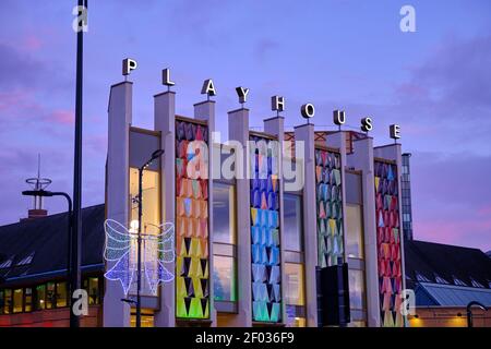 LEEDS, ROYAUME-UNI - 04 janvier 2020 : le bâtiment du théâtre de Leeds s'éveille au coucher du soleil 2 Banque D'Images