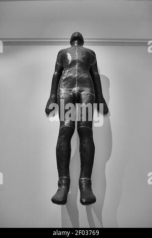 LEEDS, ROYAUME-UNI - 04 janvier 2020 : sculpture humaine accrochée sur un mur intérieur à l'intérieur de la Leeds Art Gallery Banque D'Images