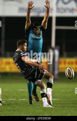 Bridgend, Royaume-Uni. 06e mars 2021. Rhys Webb de l'Osprey donne des coups de pied tandis que Joe Maksymiw des Dragons tente de baisser la charge. Guinness Pro14 Rugby Match, Osprey v Dragons au Morganstone Brewery Field de Bridgend, dans le sud du pays de Galles, le samedi 6 mars 2021. photo par Andrew Orchard/Andrew Orchard Sports Photography/Alay Live News crédit: Andrew Orchard Sports Photography/Alay Live News Banque D'Images