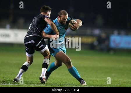 Bridgend, Royaume-Uni. 06e mars 2021. Jamie Roberts des Dragons est attaqué par Rhys Webb de l'Osprey (l). Guinness Pro14 Rugby Match, Osprey v Dragons au Morganstone Brewery Field de Bridgend, dans le sud du pays de Galles, le samedi 6 mars 2021. photo par Andrew Orchard/Andrew Orchard Sports Photography/Alay Live News crédit: Andrew Orchard Sports Photography/Alay Live News Banque D'Images