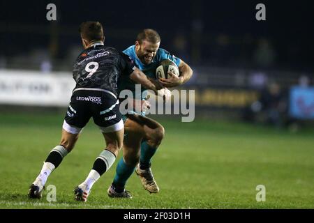 Bridgend, Royaume-Uni. 06e mars 2021. Jamie Roberts des Dragons est attaqué par Rhys Webb de l'Osprey (l). Guinness Pro14 Rugby Match, Osprey v Dragons au Morganstone Brewery Field de Bridgend, dans le sud du pays de Galles, le samedi 6 mars 2021. photo par Andrew Orchard/Andrew Orchard Sports Photography/Alay Live News crédit: Andrew Orchard Sports Photography/Alay Live News Banque D'Images