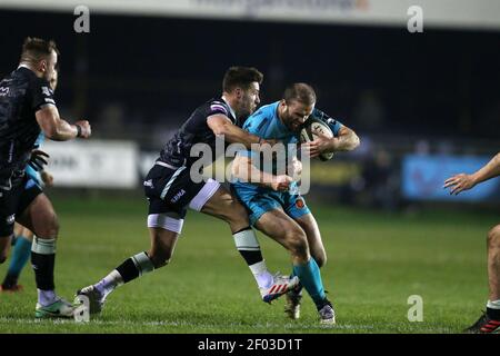 Bridgend, Royaume-Uni. 06e mars 2021. Jamie Roberts des Dragons est attaqué par Rhys Webb de l'Osprey (l). Guinness Pro14 Rugby Match, Osprey v Dragons au Morganstone Brewery Field de Bridgend, dans le sud du pays de Galles, le samedi 6 mars 2021. photo par Andrew Orchard/Andrew Orchard Sports Photography/Alay Live News crédit: Andrew Orchard Sports Photography/Alay Live News Banque D'Images