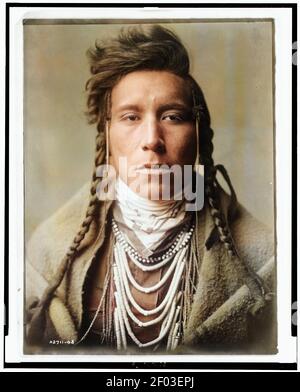 Portrait américain natif tête-et-épaules de Crow man colorisé Banque D'Images