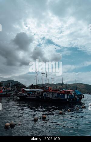 Un plan vertical de bateaux à Angra dos Reis, Rio de Janeiro. Banque D'Images