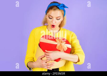 Femme surprise avec Valentin présent. Boîte en forme de cœur. Bonne Saint Valentin. Février 14. Amour. Banque D'Images