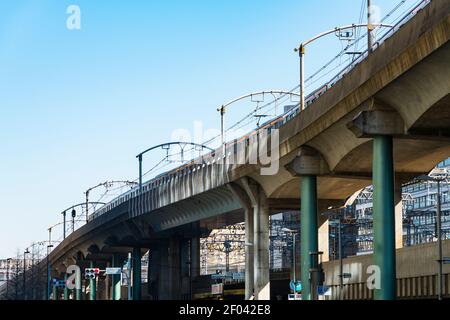 La ligne JR Chuo court sur un chemin de fer surélevé dans le quartier de Marunouchi Chiyoda Tokyo au Japon. Banque D'Images