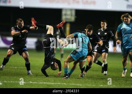 Bridgend, Royaume-Uni. 06e mars 2021. Hanno Dirksen des Ospreys tombe à l'envers alors qu'il tente de s'attaquer à Ashton Hewitt des Dragons. Guinness Pro14 Rugby Match, Osprey v Dragons au Morganstone Brewery Field de Bridgend, dans le sud du pays de Galles, le samedi 6 mars 2021. photo par Andrew Orchard/Andrew Orchard Sports Photography/Alay Live News crédit: Andrew Orchard Sports Photography/Alay Live News Banque D'Images